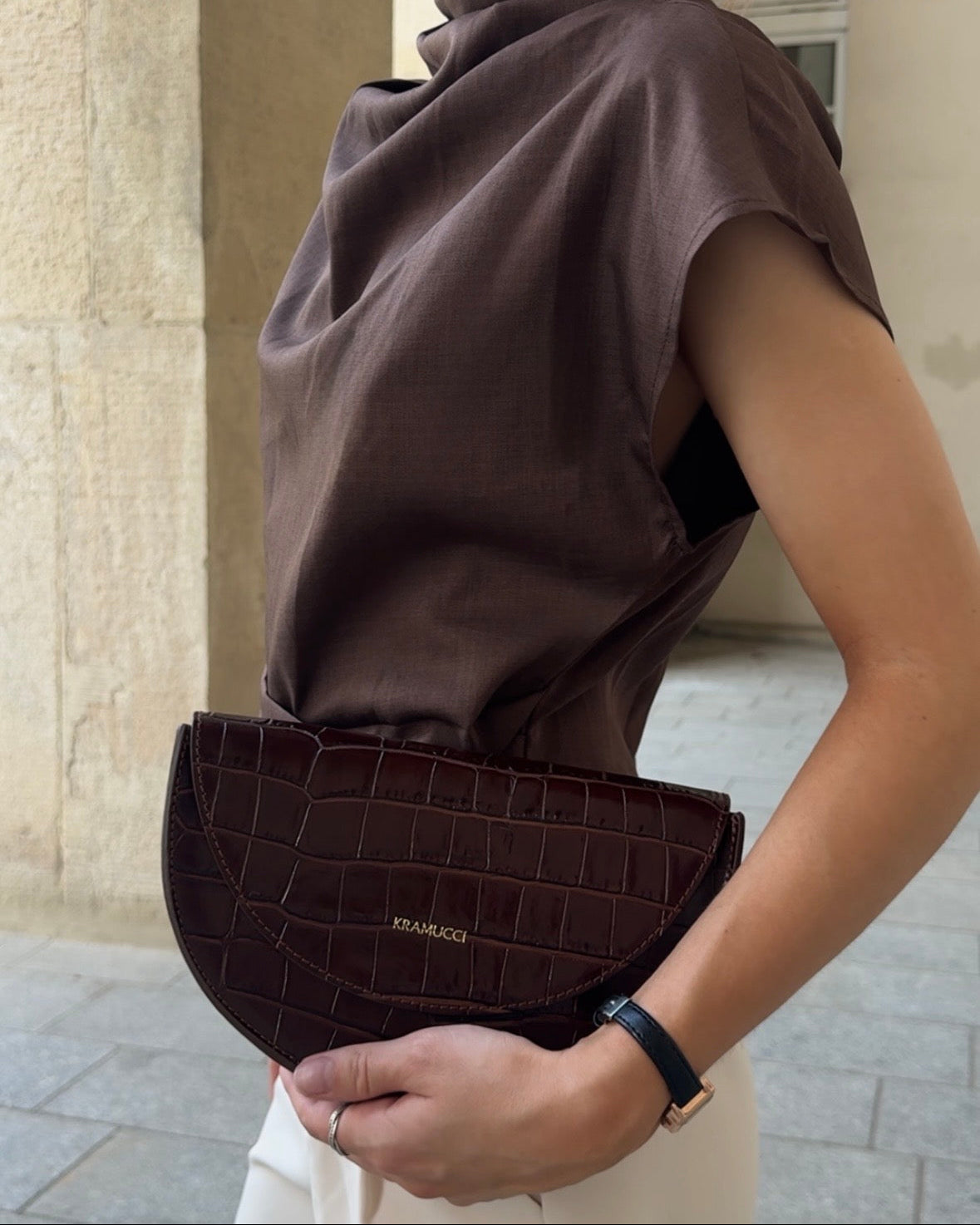 Pantheon Marrone Croco (Premiera 12.07 Niedziela o 18:30)